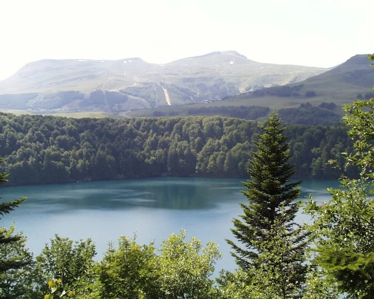 Lac Pavin dans le massif du Sancy