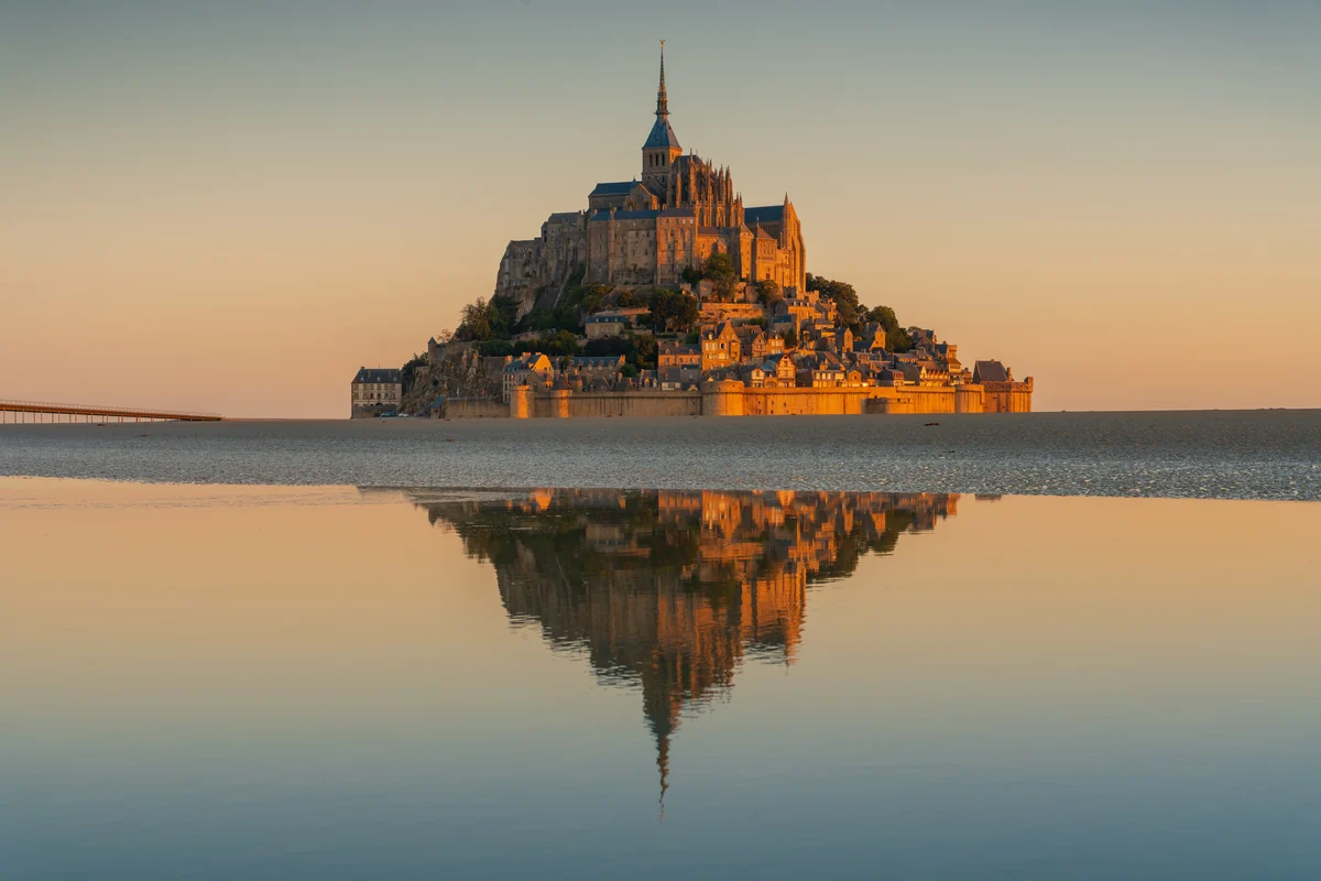 Mont-Saint-Michel au lever du soleil