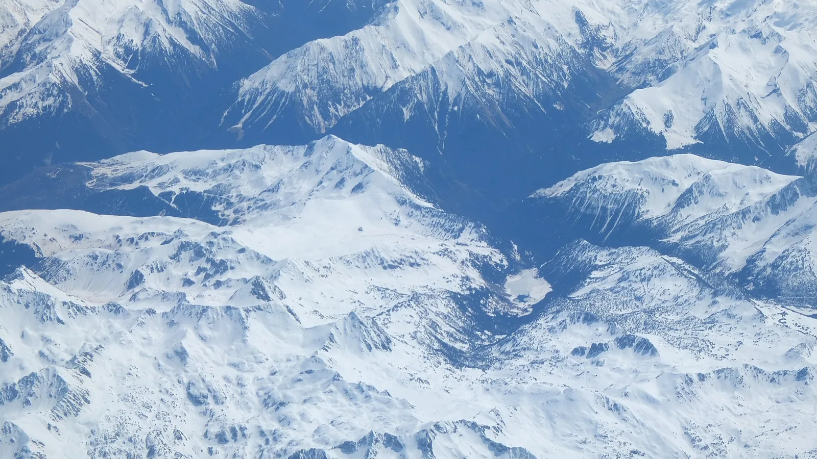 Vue aérienne du massif du Néouvielle et du lac d’Oule.