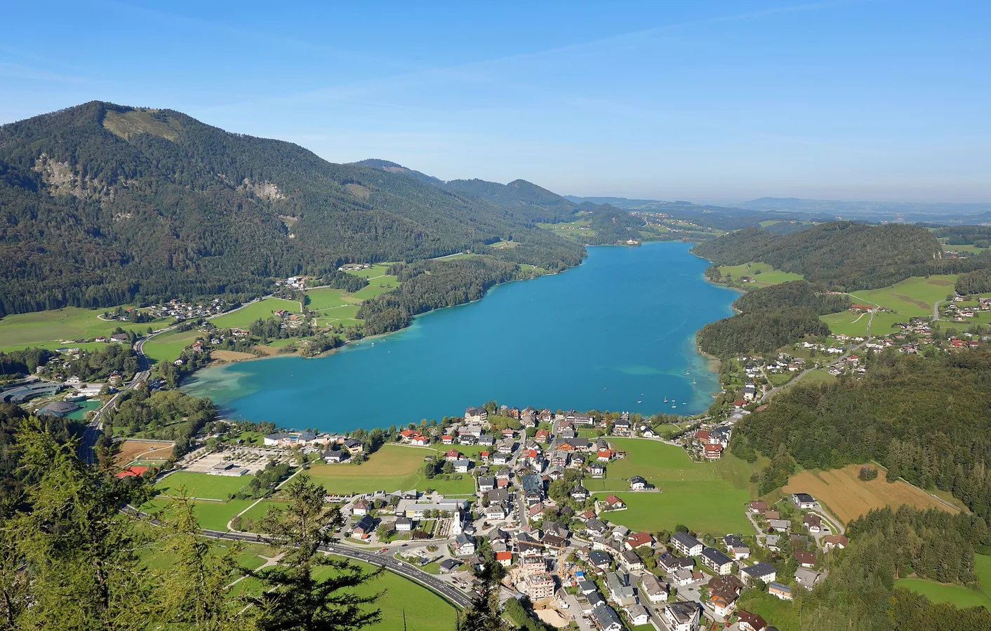 Vue aérienne du lac Fuschl et de Fuschl am See.