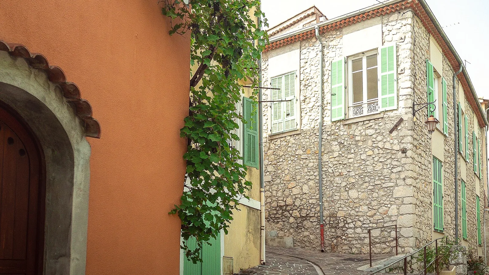 Rue du village de Levens, dans les Alpes-Maritimes.